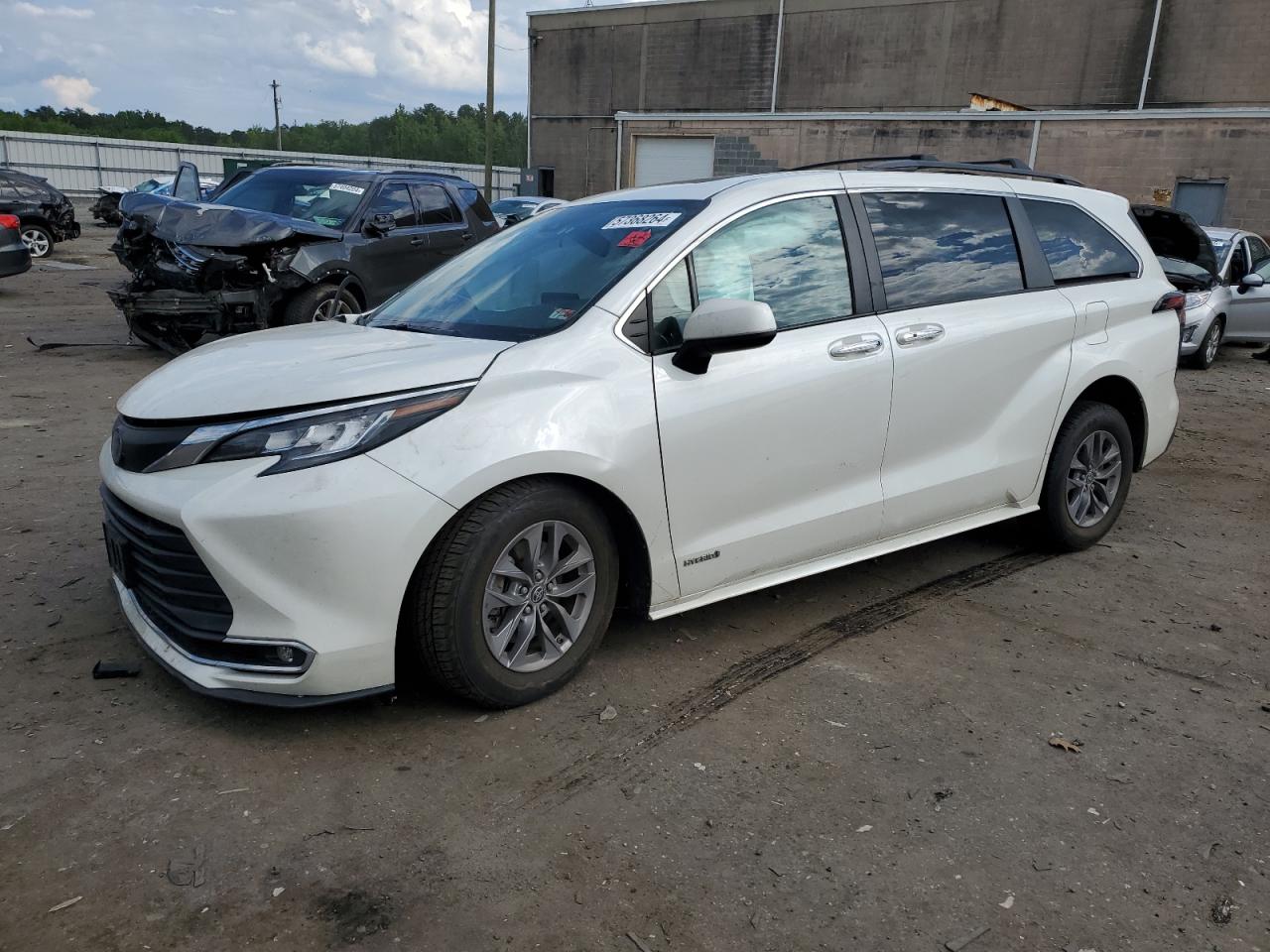 2021 TOYOTA SIENNA XLE