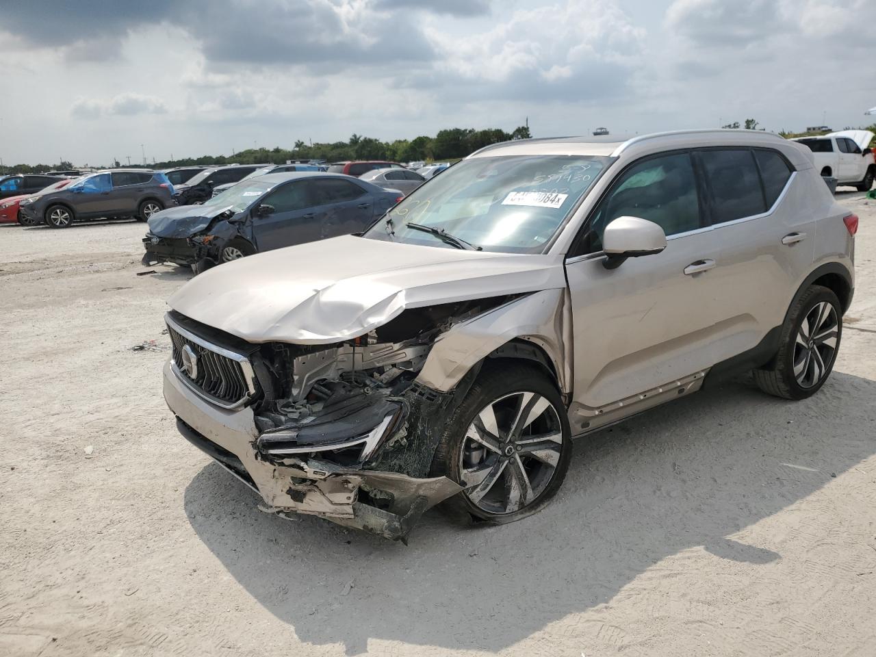 2024 VOLVO XC40 PLUS