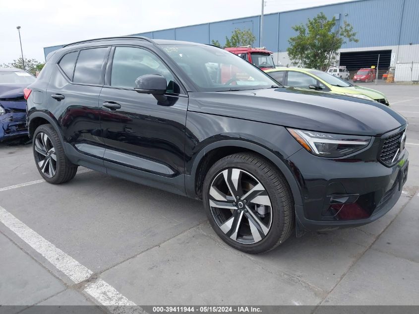 2023 VOLVO XC40 B5 ULTIMATE DARK THEME