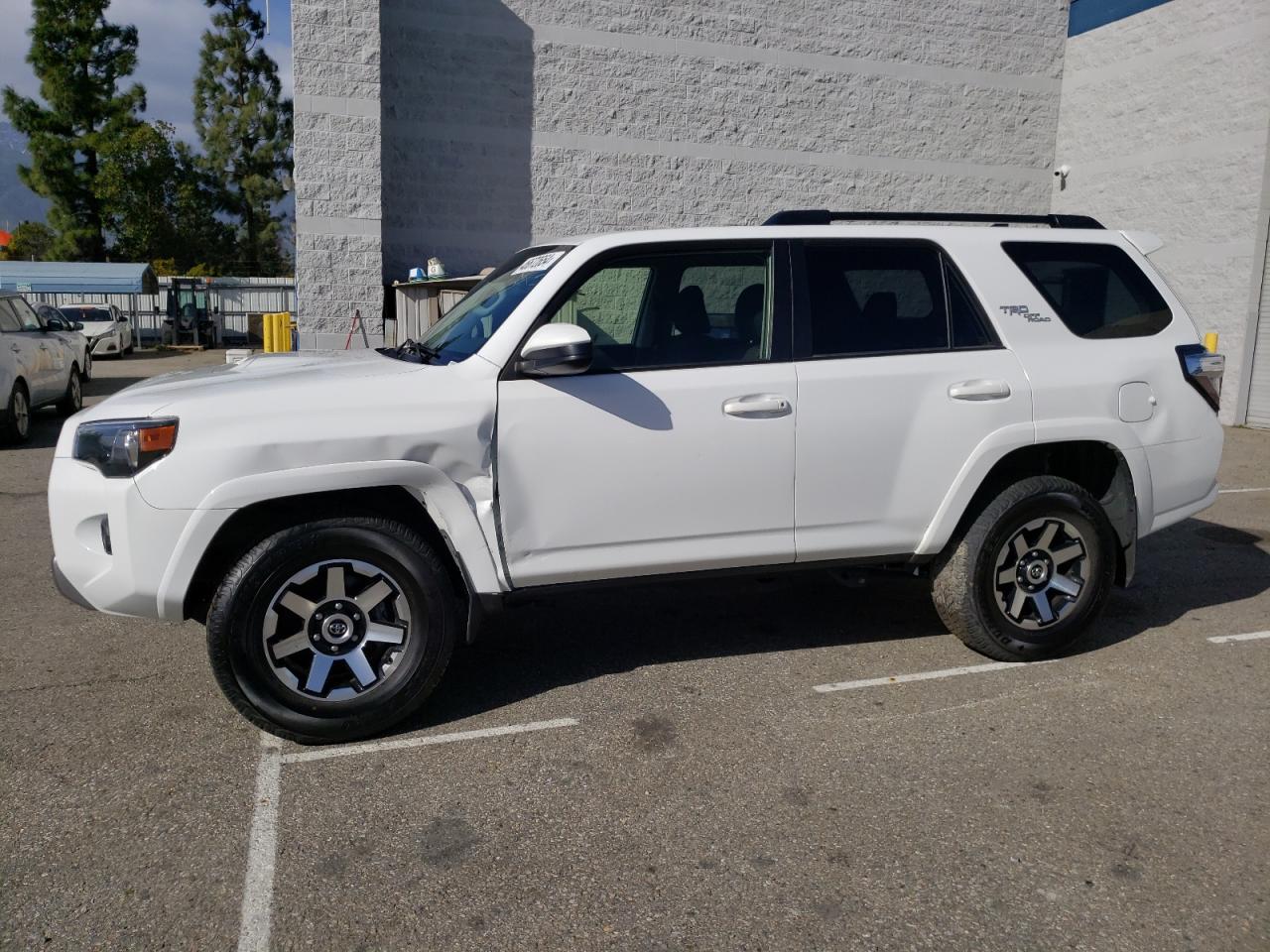 2023 TOYOTA 4RUNNER SE