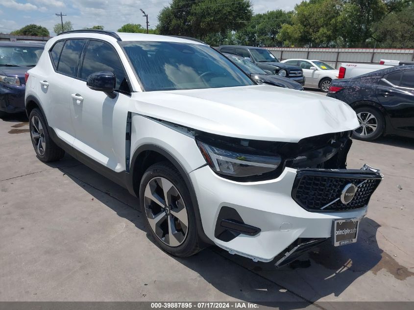 2024 VOLVO XC40 B5 CORE DARK THEME