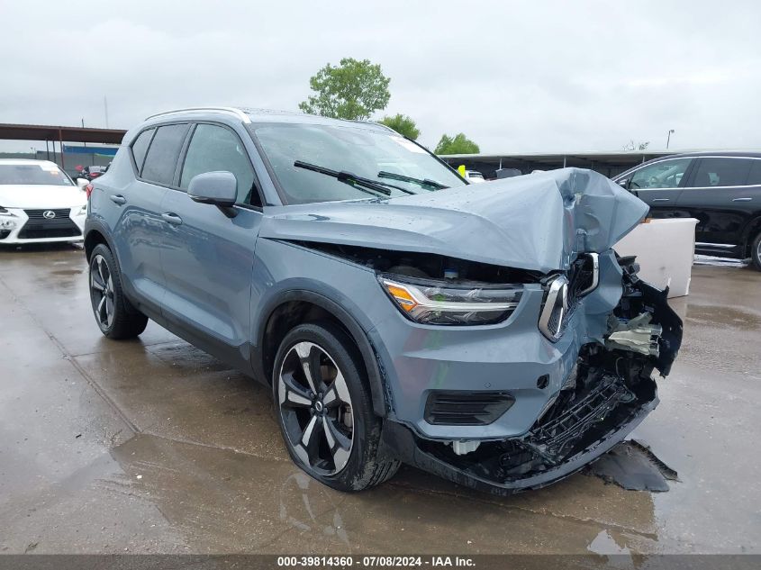 2020 VOLVO XC40 T4 MOMENTUM