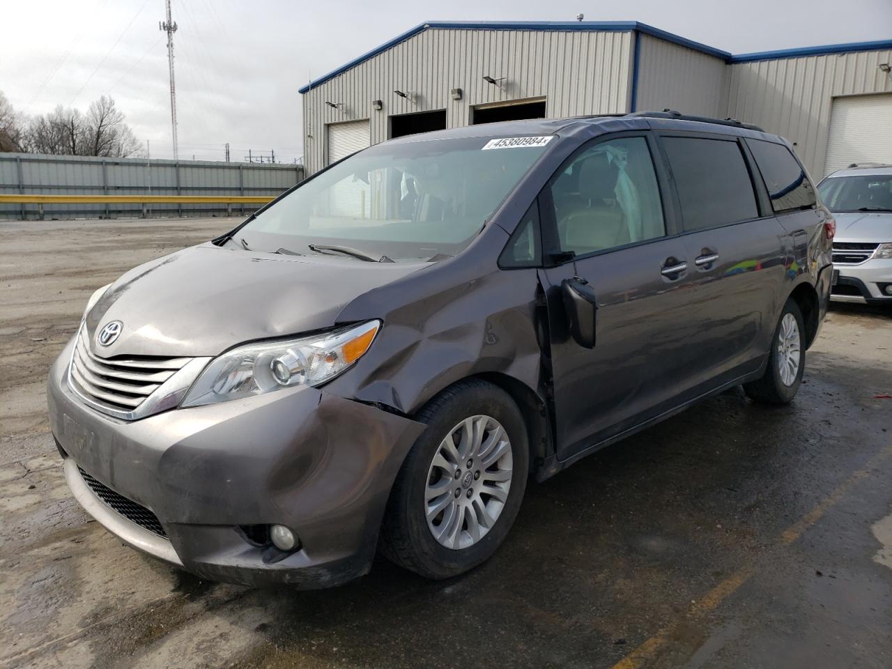 2016 TOYOTA SIENNA XLE