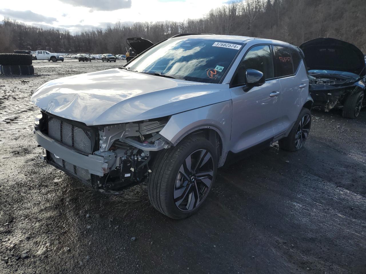 2023 VOLVO XC40 PLUS