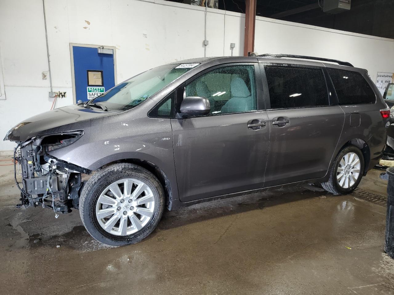 2017 TOYOTA SIENNA LE