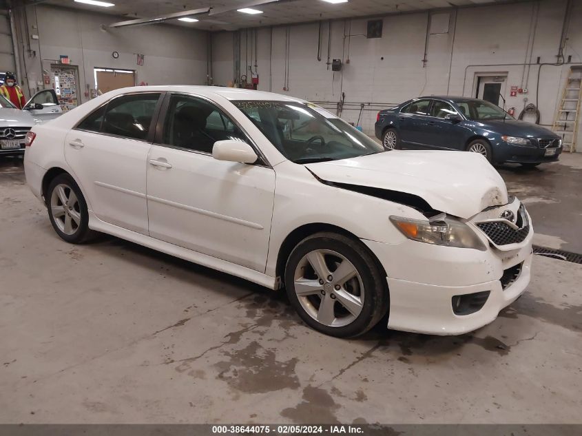 2011 TOYOTA CAMRY SE