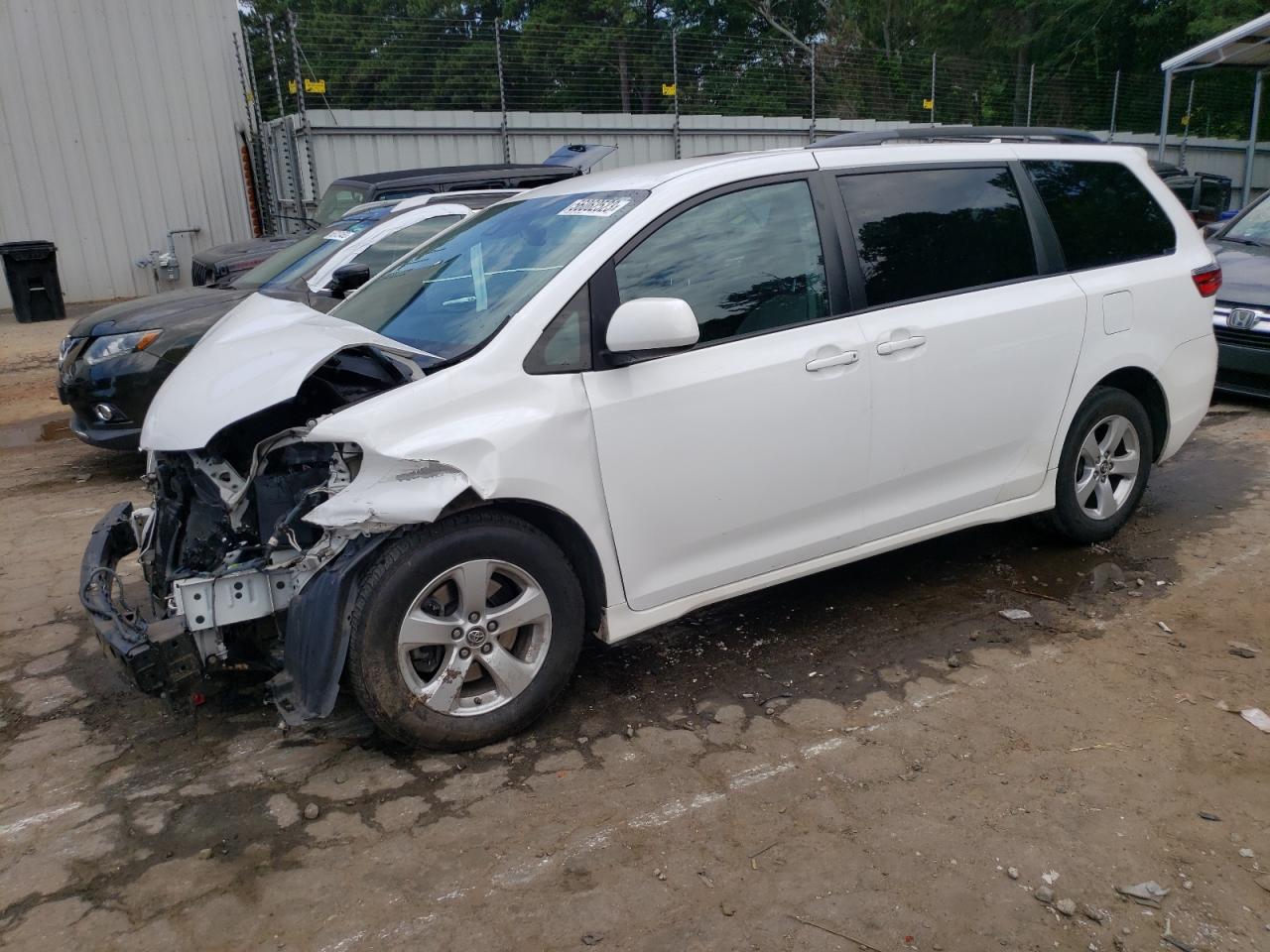 2018 TOYOTA SIENNA LE