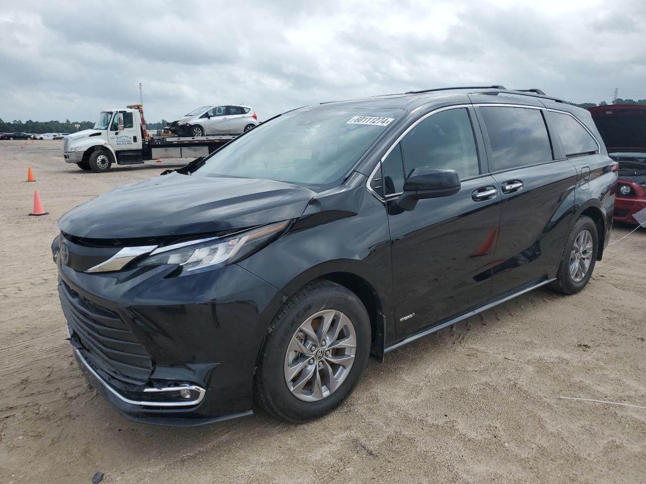 2021 TOYOTA SIENNA XLE