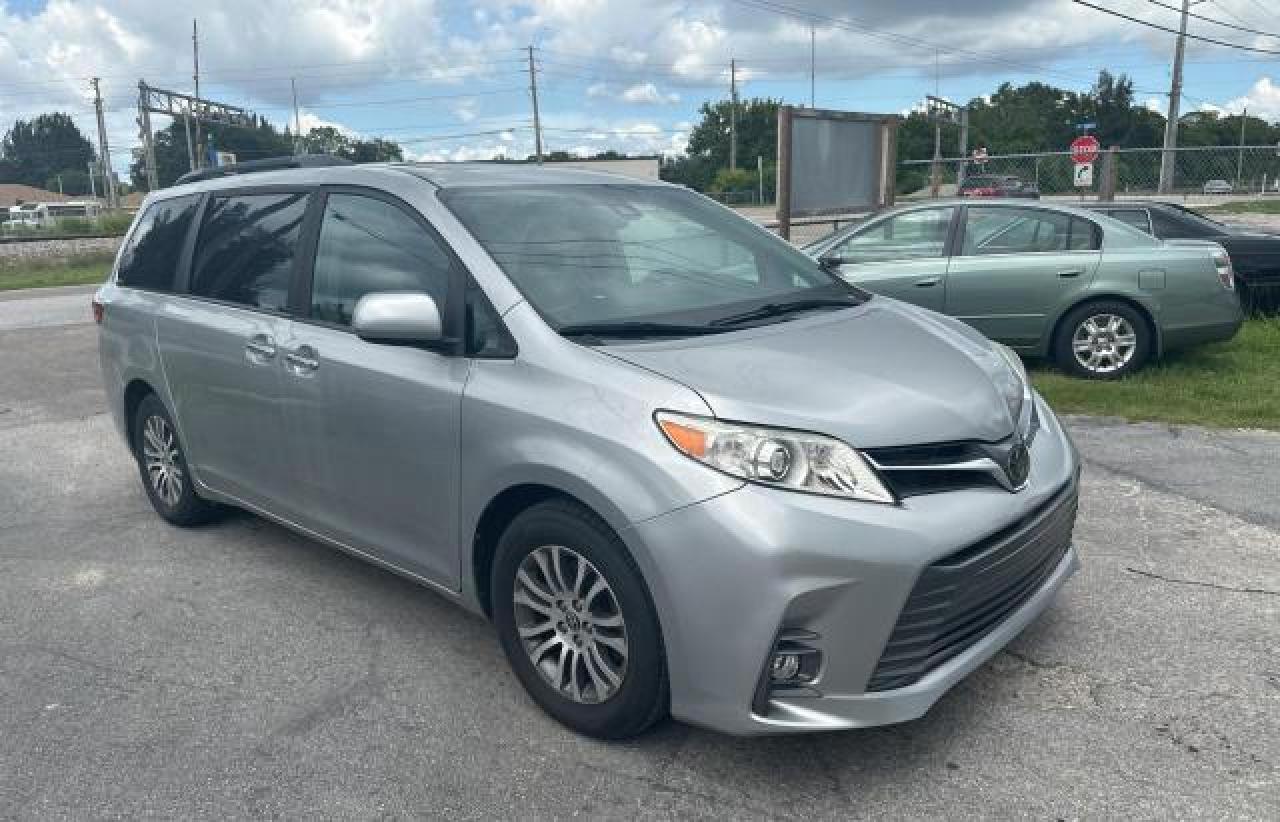 2020 TOYOTA SIENNA XLE