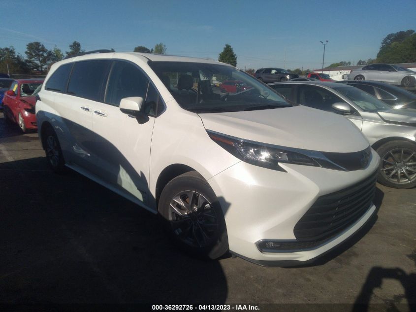 2021 TOYOTA SIENNA XLE