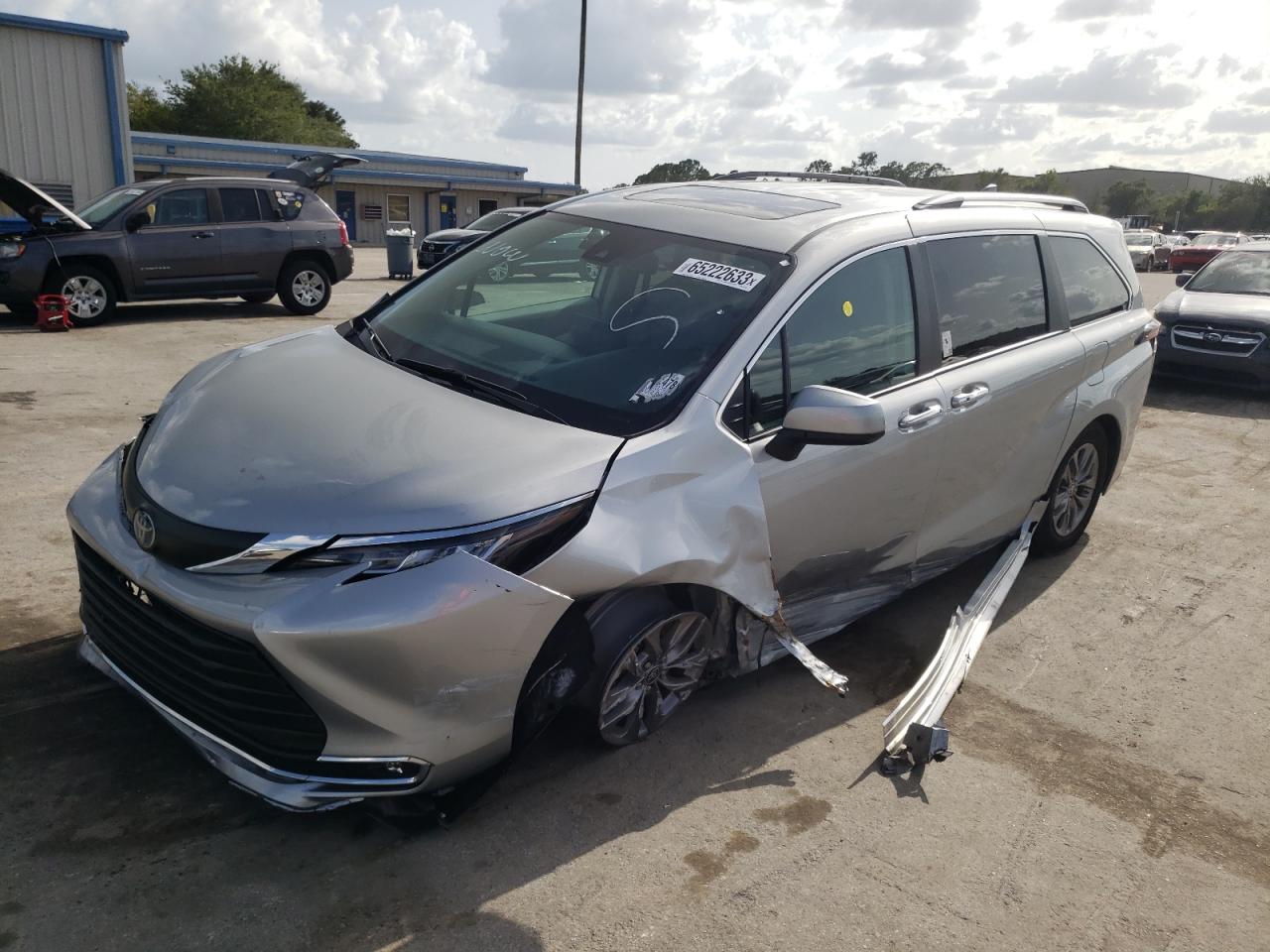 2023 TOYOTA SIENNA XLE