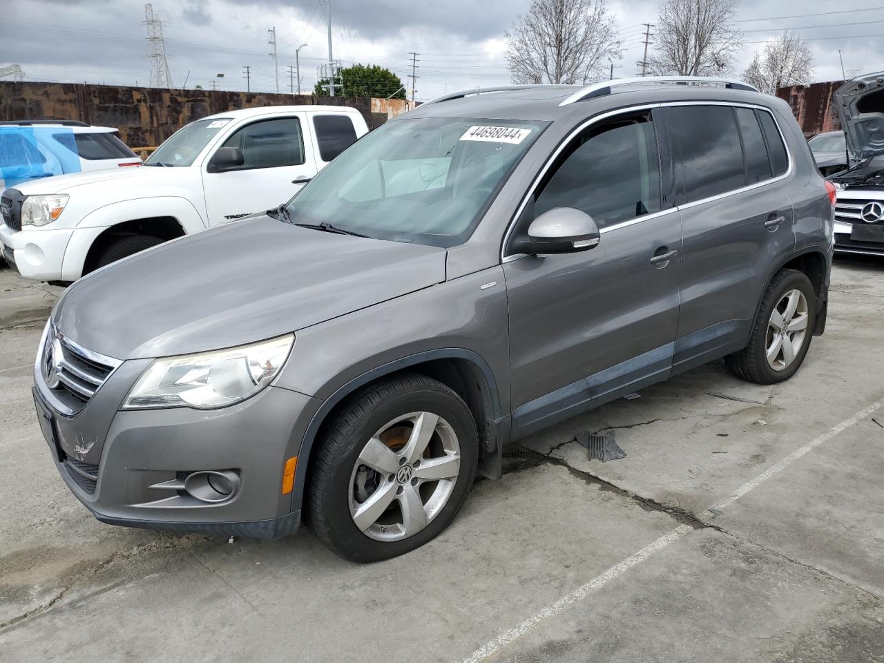 2010 VOLKSWAGEN TIGUAN S