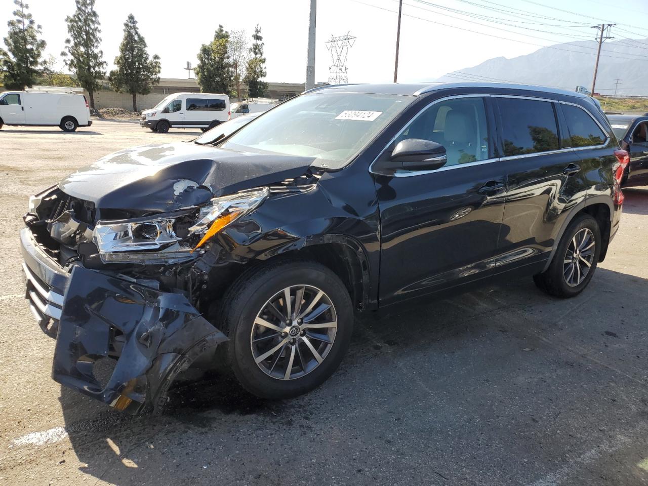 2017 TOYOTA HIGHLANDER SE