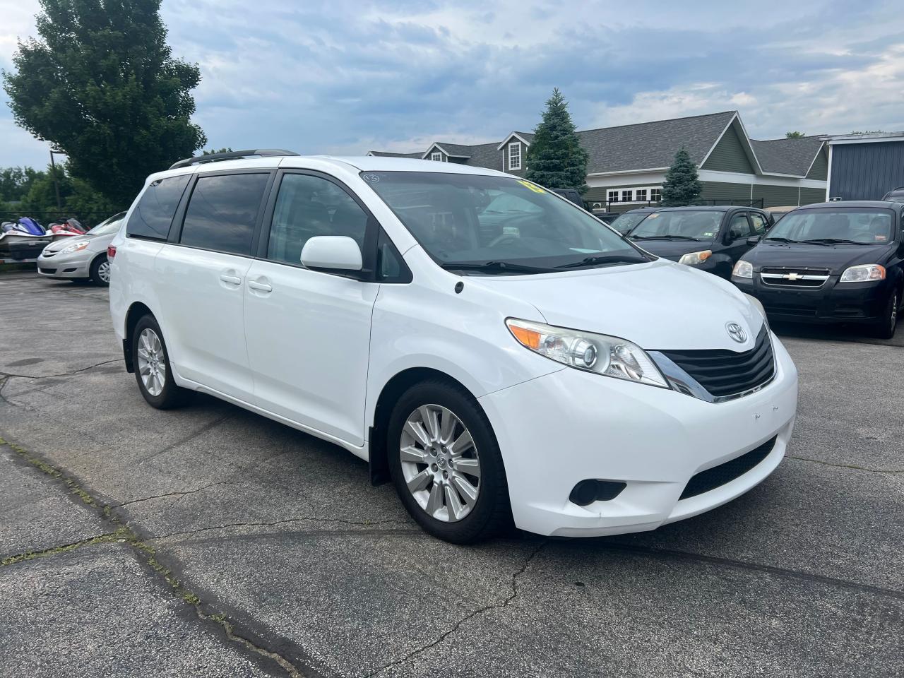 2013 TOYOTA SIENNA LE