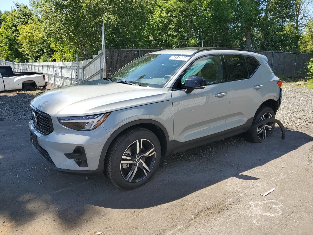 2024 VOLVO XC40 CORE