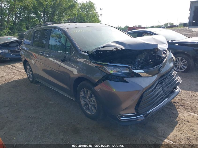 2022 TOYOTA SIENNA XLE