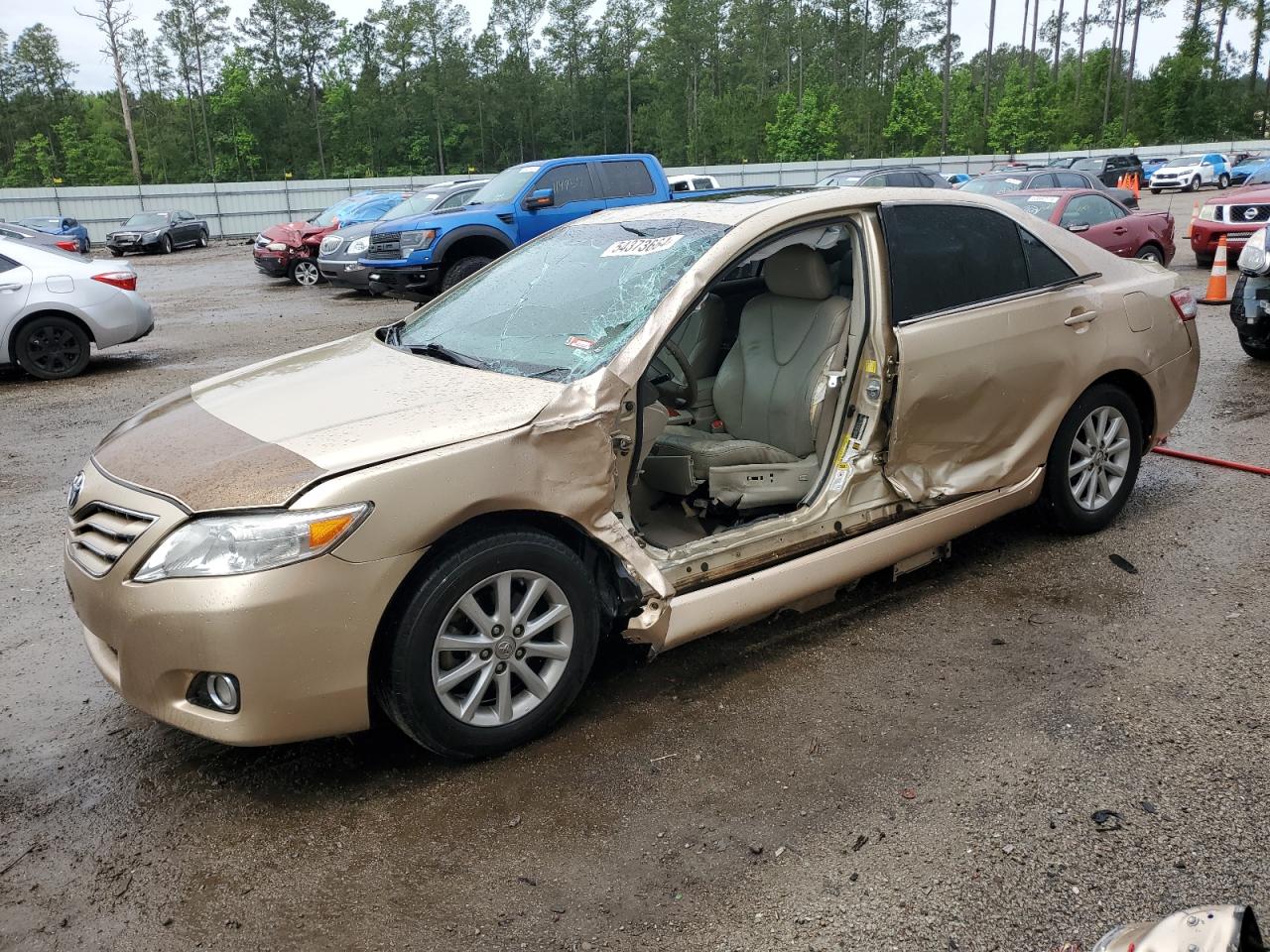 2011 TOYOTA CAMRY SE