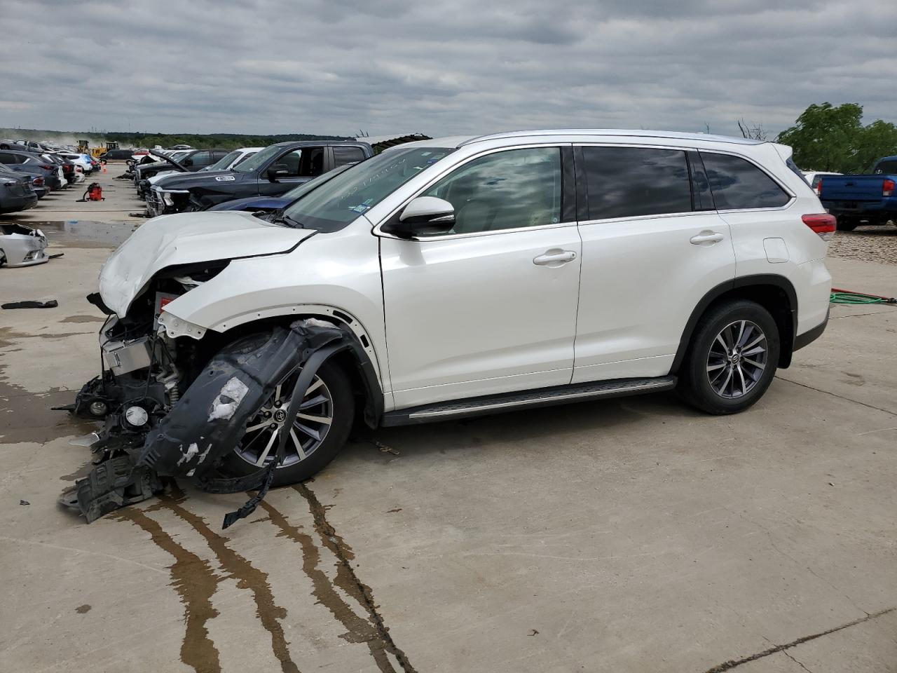 2017 TOYOTA HIGHLANDER SE