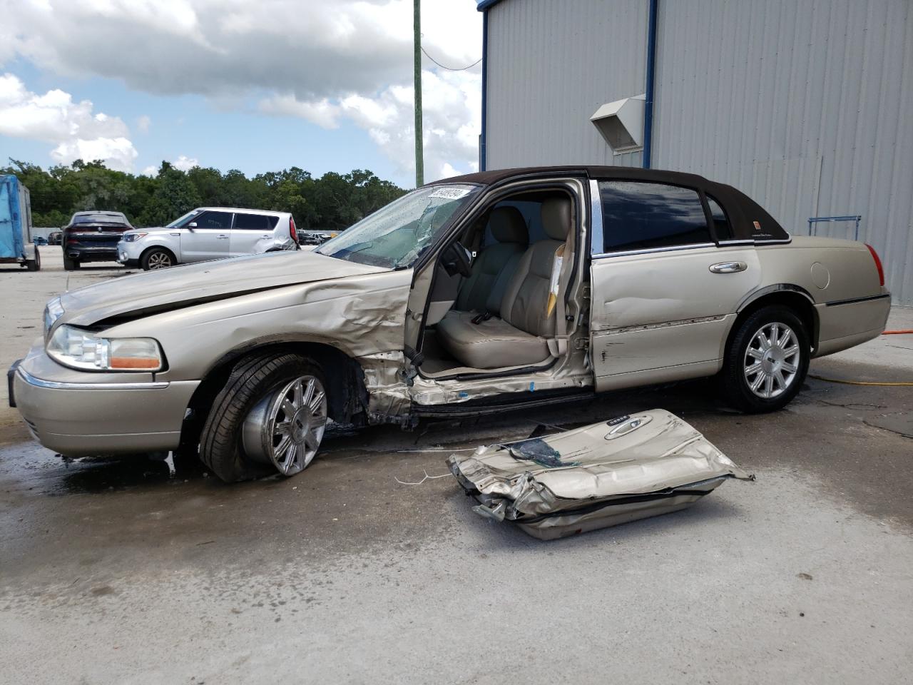 2011 LINCOLN TOWN CAR SIGNATURE LIMITED