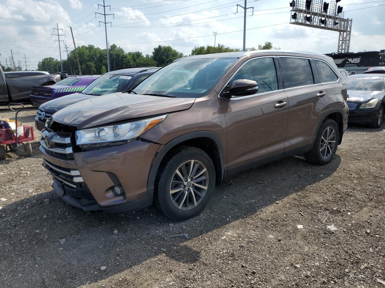 2019 TOYOTA HIGHLANDER SE