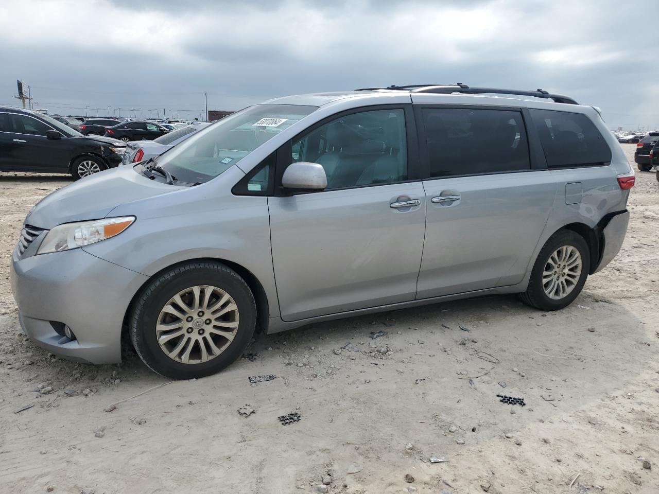 2016 TOYOTA SIENNA XLE