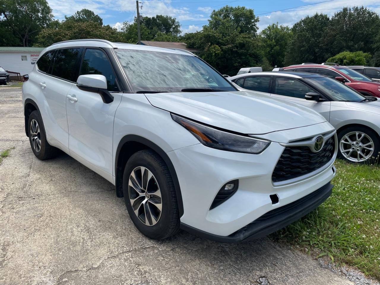 2022 TOYOTA HIGHLANDER XLE