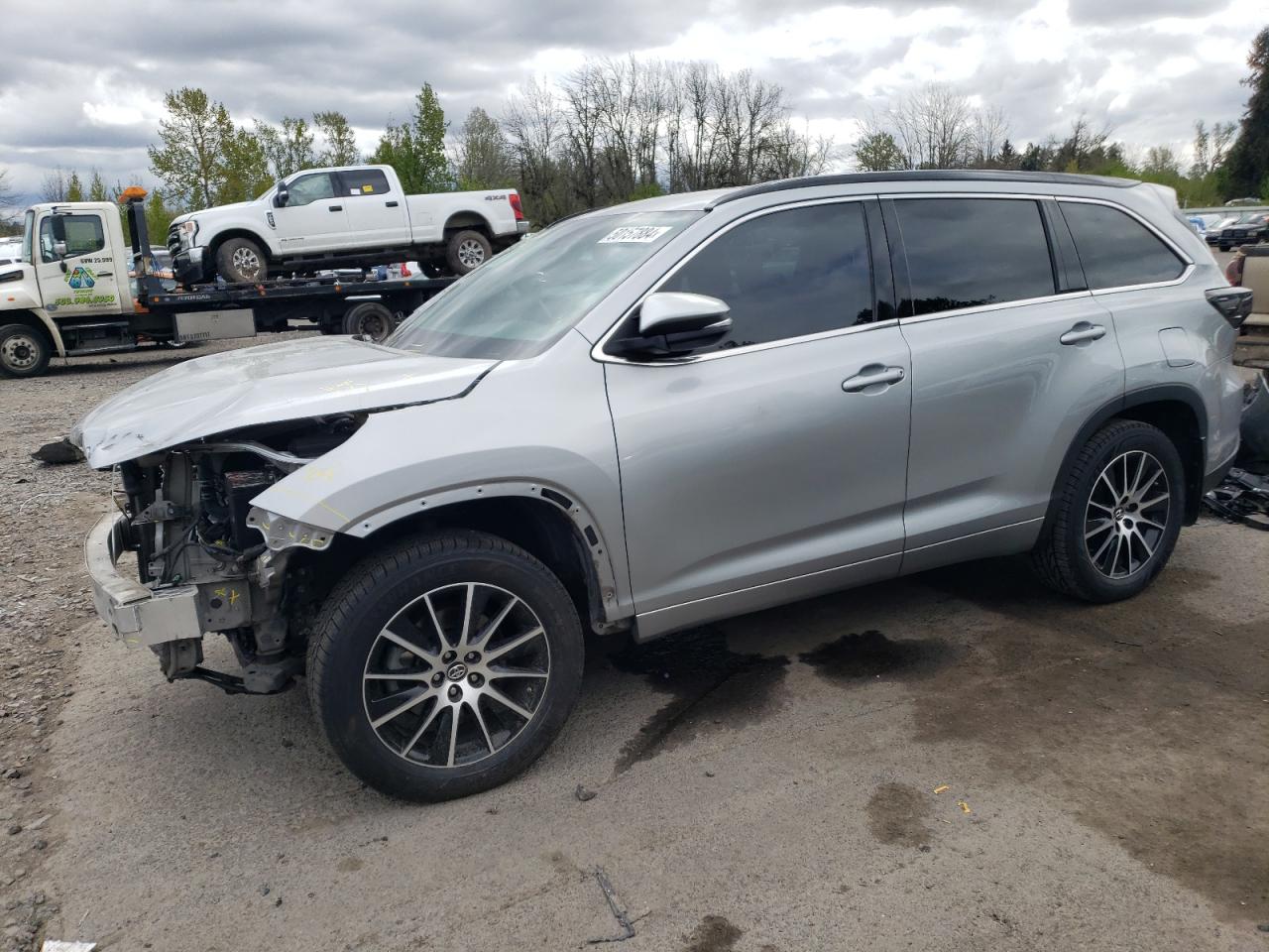 2017 TOYOTA HIGHLANDER SE