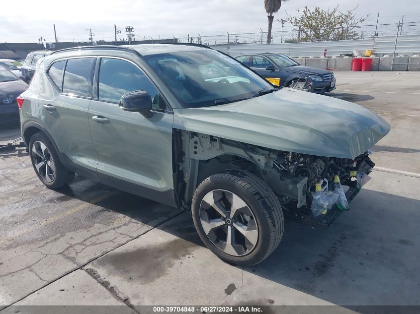 2023 VOLVO XC40 B5 ULTIMATE DARK THEME