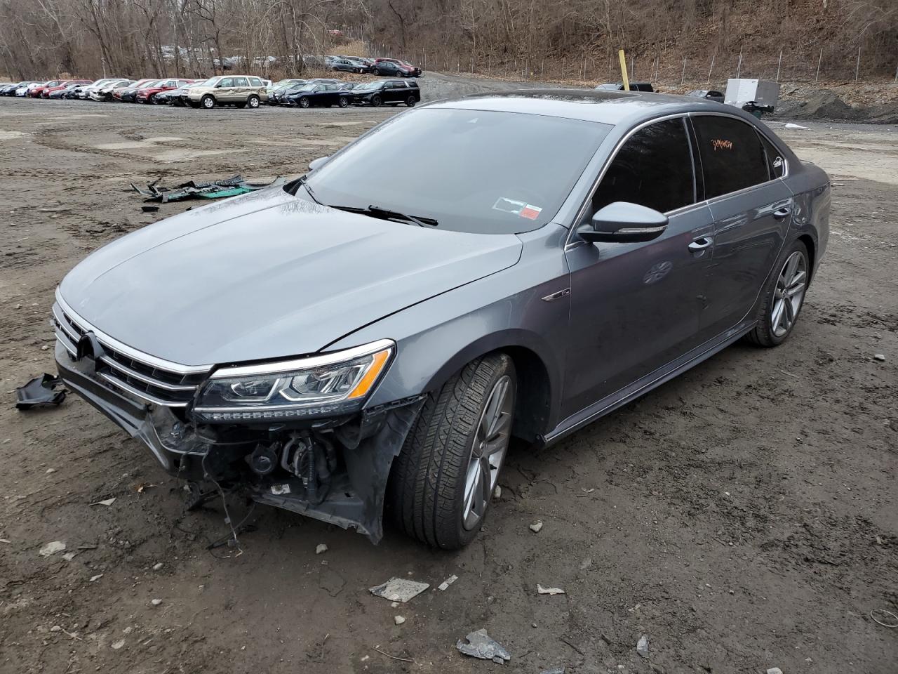 2019 VOLKSWAGEN PASSAT SE R-LINE