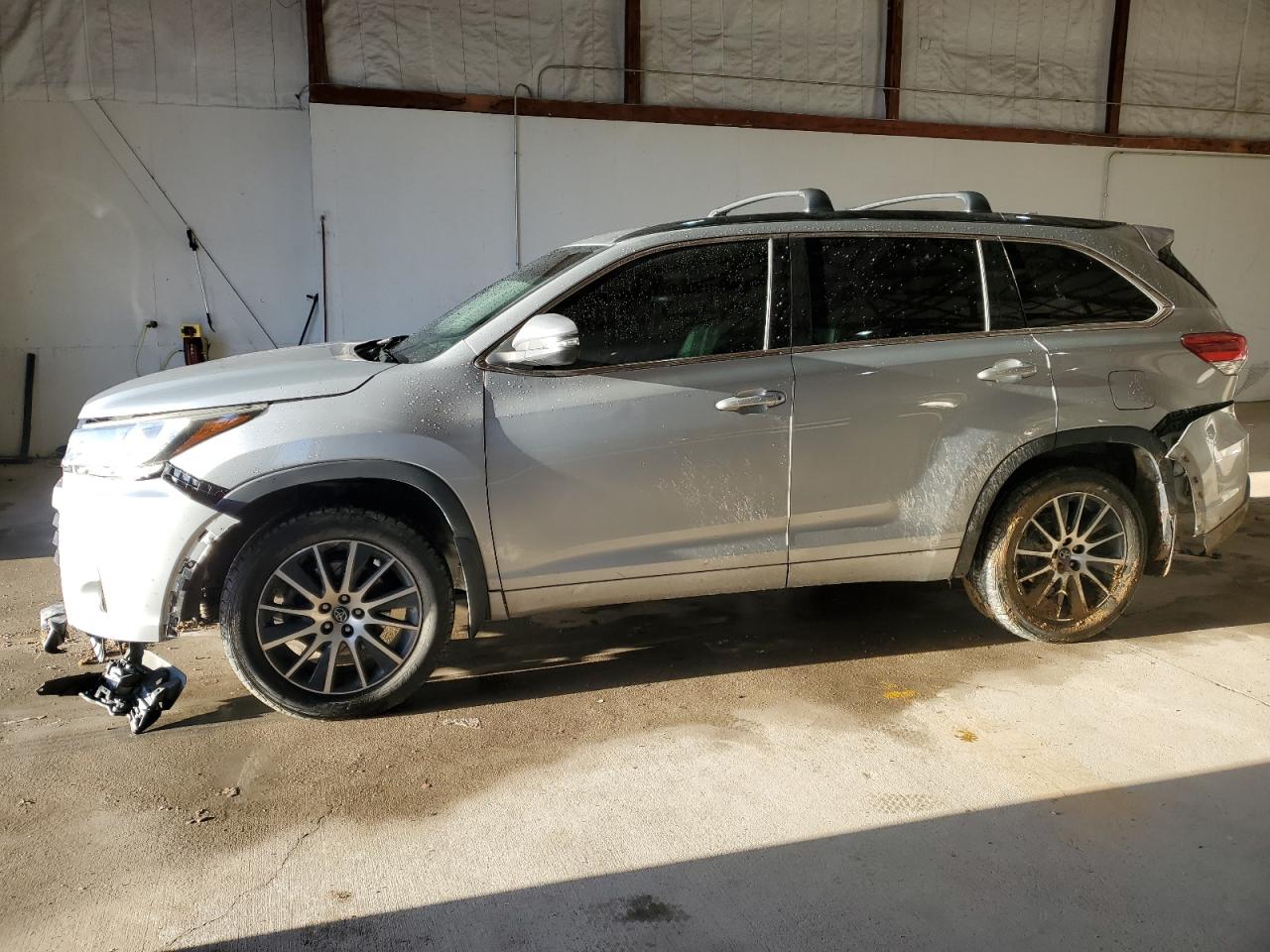 2018 TOYOTA HIGHLANDER SE