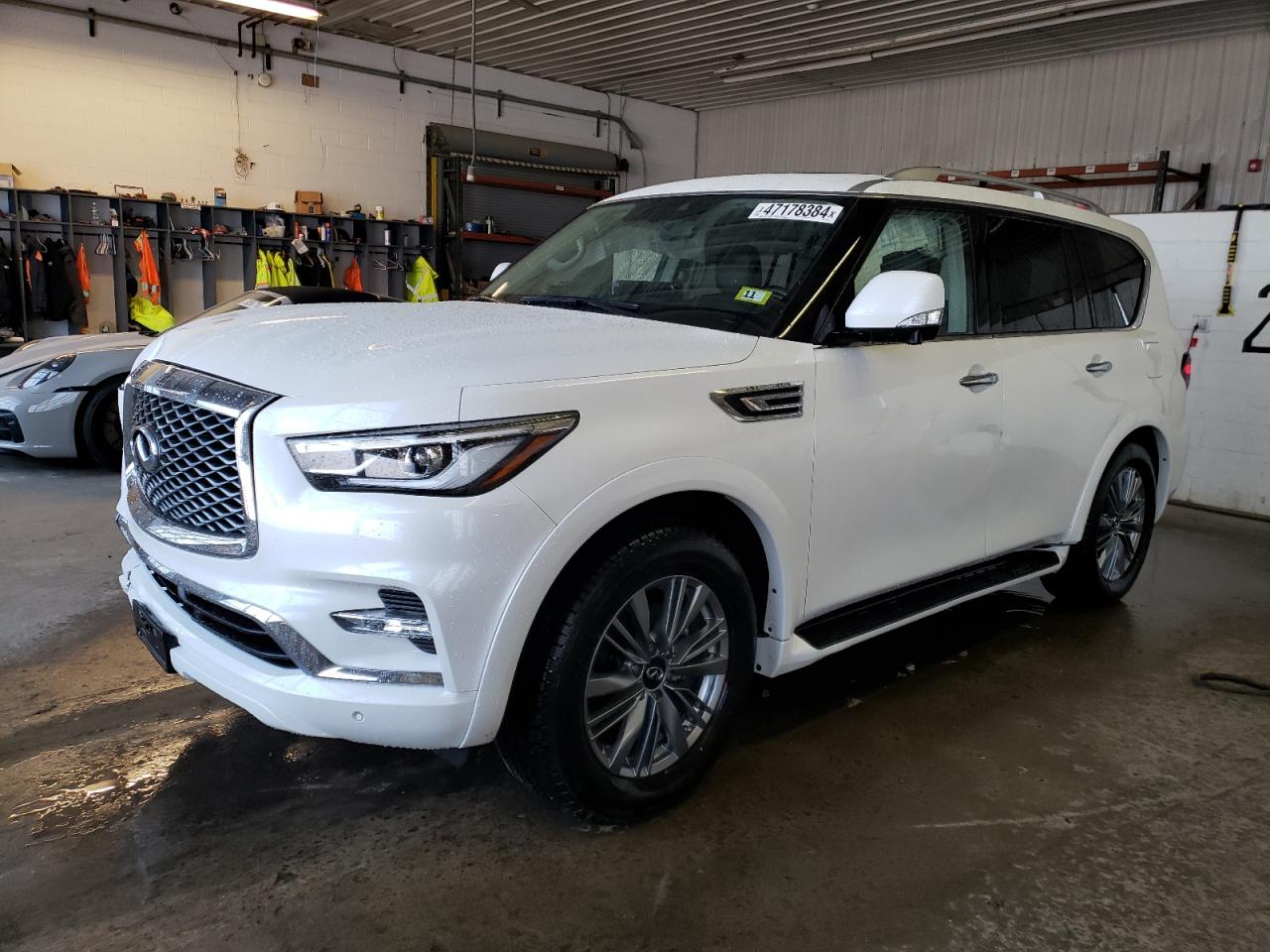 2022 INFINITI QX80 LUXE