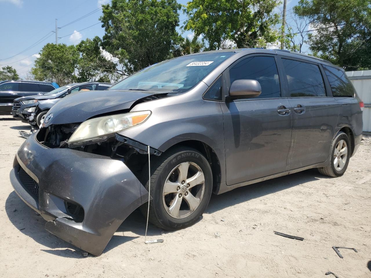 2013 TOYOTA SIENNA LE