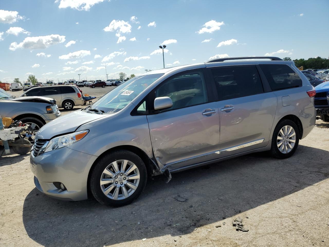 2015 TOYOTA SIENNA XLE