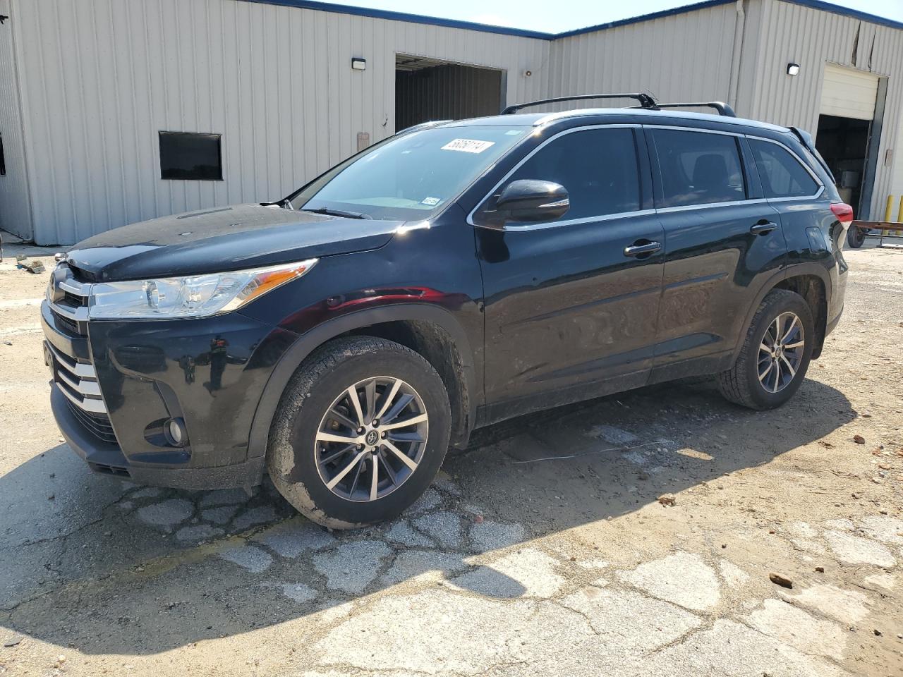 2017 TOYOTA HIGHLANDER SE