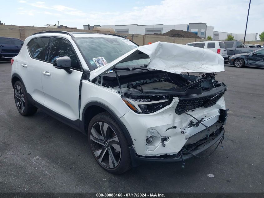 2023 VOLVO XC40 B5 ULTIMATE DARK THEME