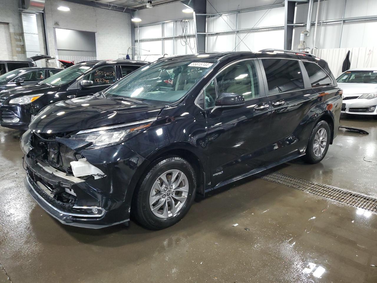 2021 TOYOTA SIENNA XLE