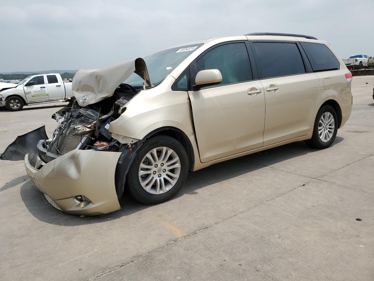 2014 TOYOTA SIENNA XLE