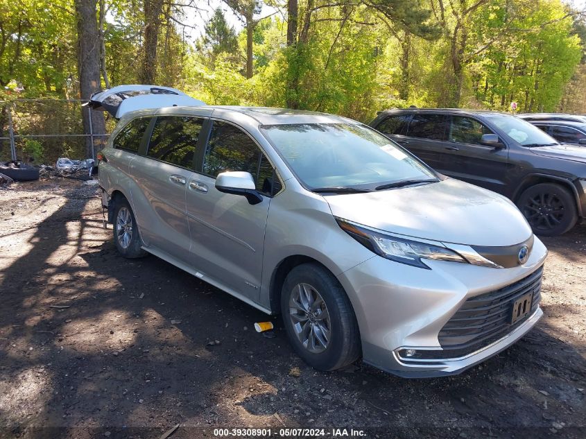 2021 TOYOTA SIENNA XLE