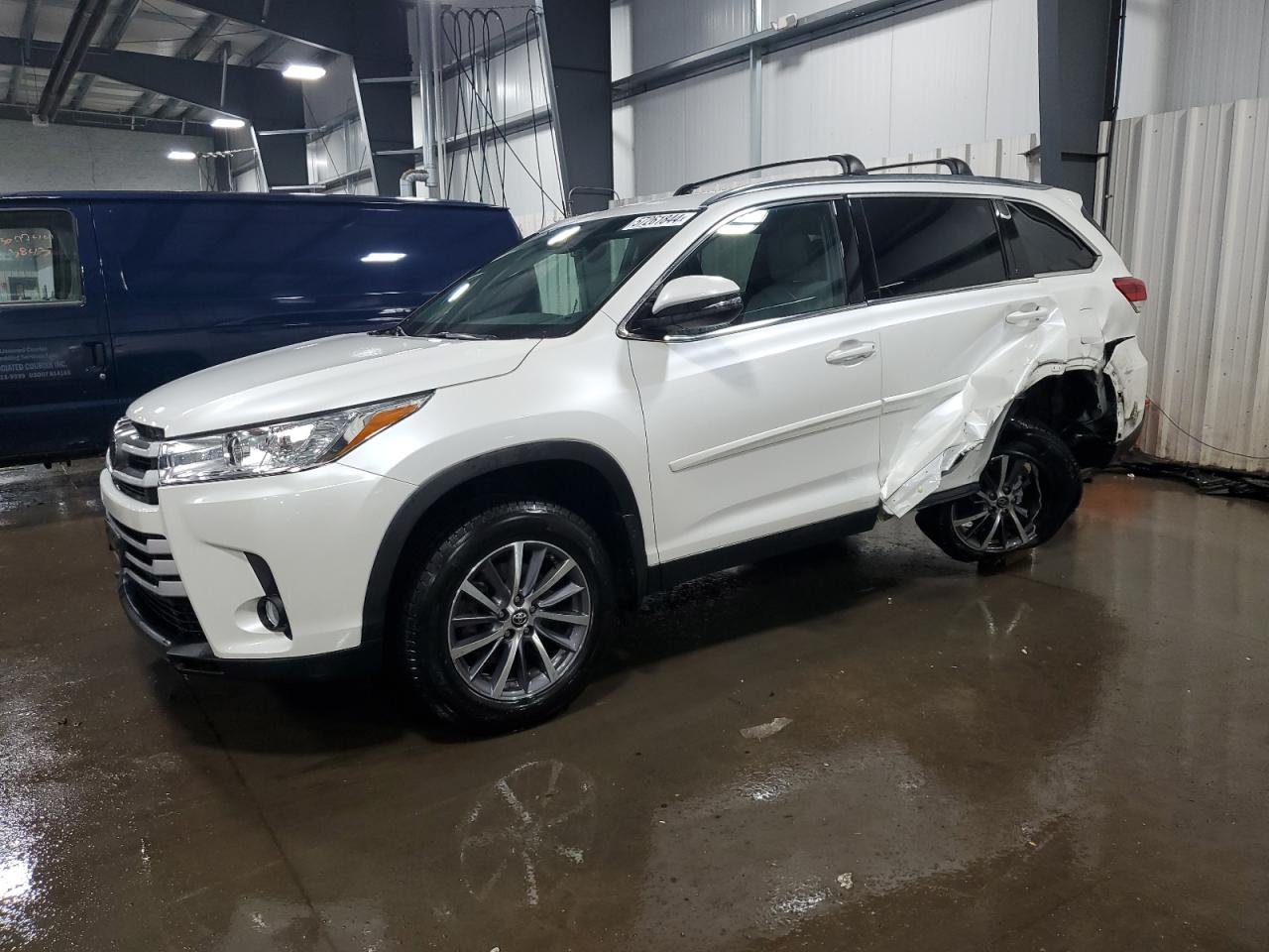 2019 TOYOTA HIGHLANDER SE