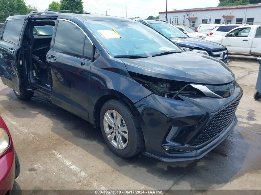 2022 TOYOTA SIENNA XSE