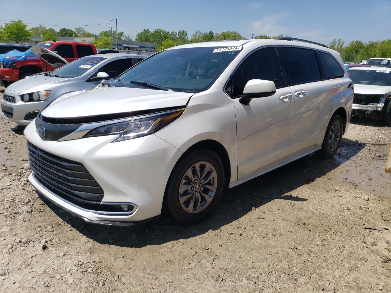 2023 TOYOTA SIENNA XLE