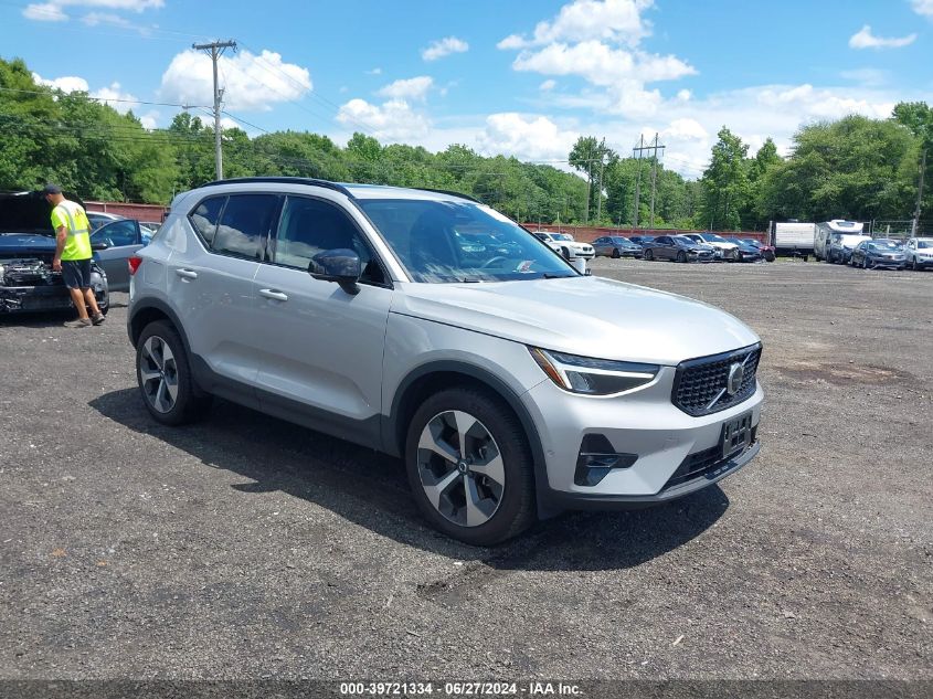 2023 VOLVO XC40 B5 PLUS DARK THEME