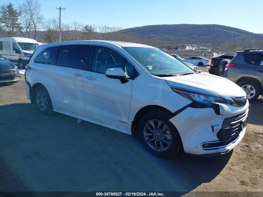 2021 TOYOTA SIENNA XLE