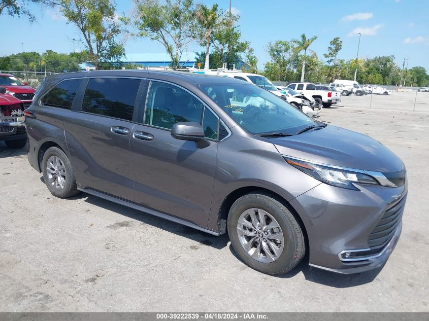 2022 TOYOTA SIENNA XLE