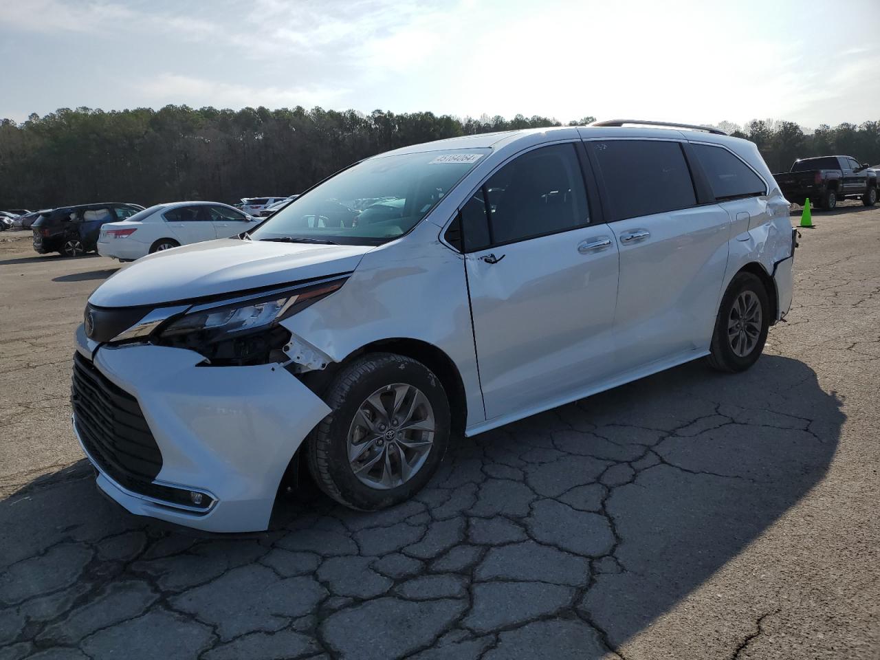 2023 TOYOTA SIENNA XLE