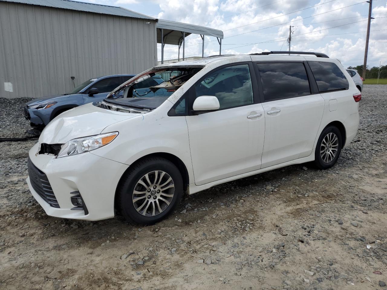 2019 TOYOTA SIENNA XLE