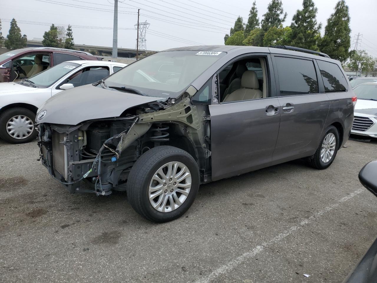 2011 TOYOTA SIENNA XLE