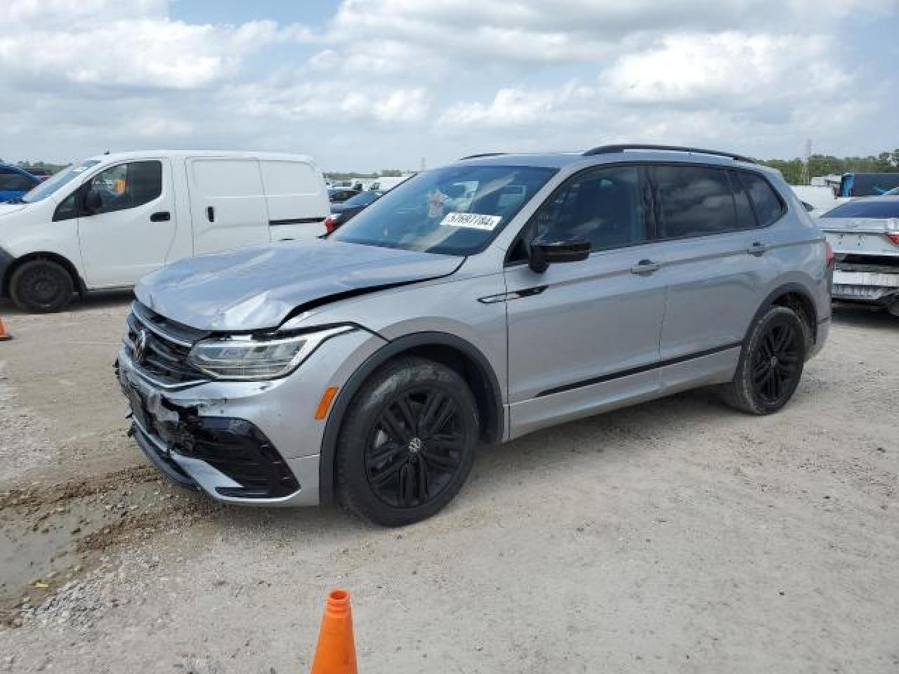 2022 VOLKSWAGEN TIGUAN SE R-LINE BLACK