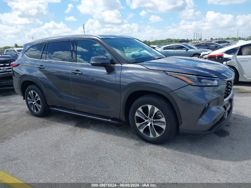 2022 TOYOTA HIGHLANDER XLE