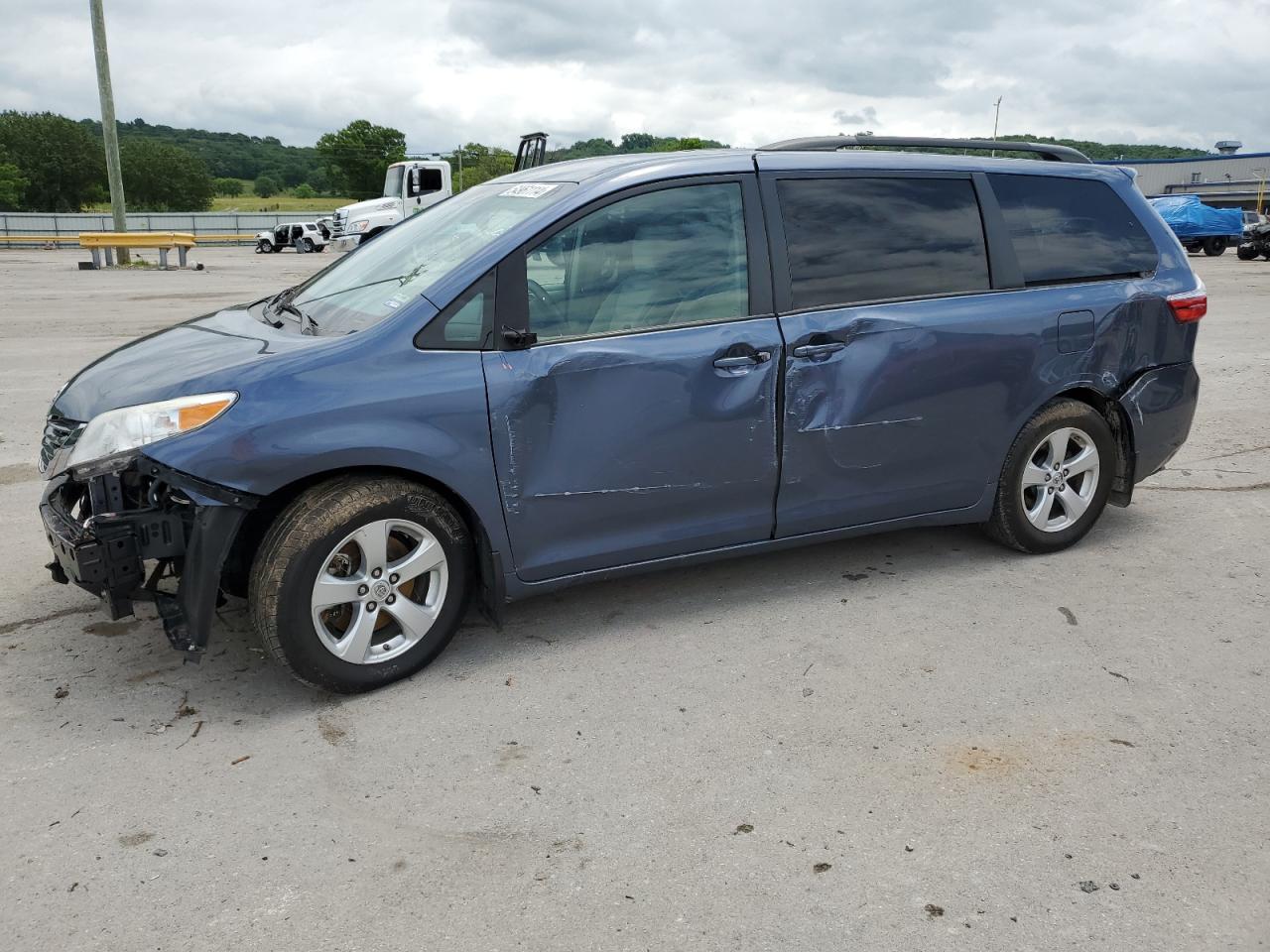 2016 TOYOTA SIENNA LE